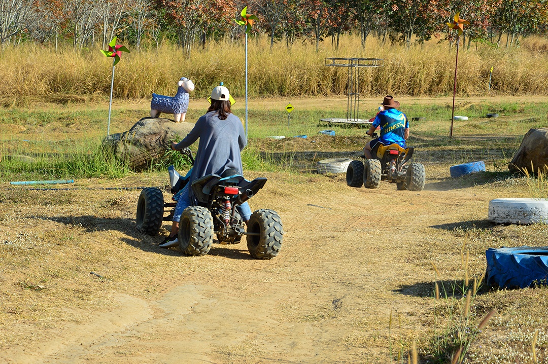 Chonburi, Tailândia, dirigir ATV é uma atividade ao ar livre.