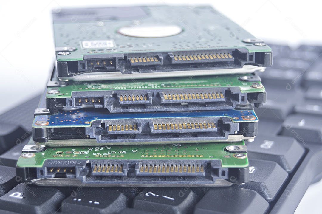 Disco rígido de 2,5 polegadas, placa giratória e teclas do teclado colocadas em um fundo branco