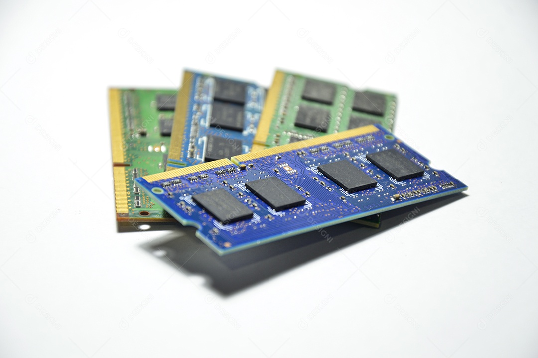 Imagem de laptop ram em um fundo branco Haverá muita poeira na imagem após o uso.