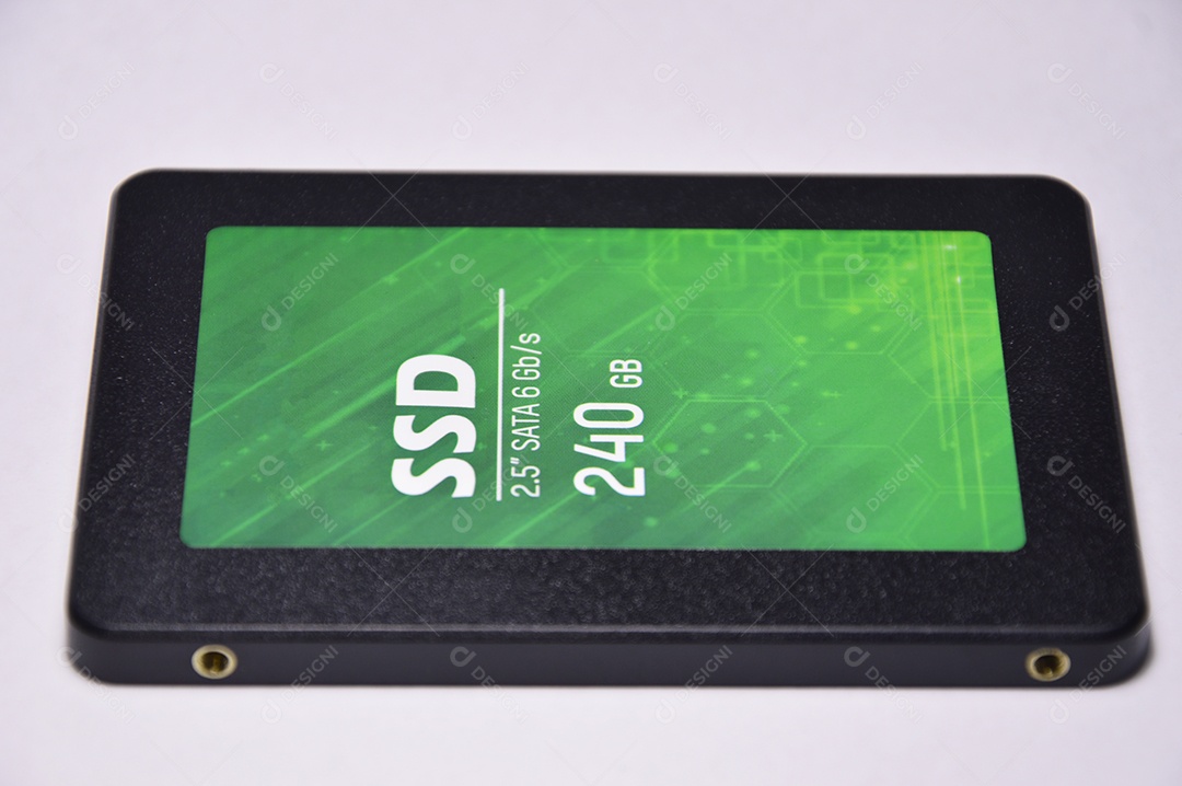 Foto de HDD SSD, em branco sobre fundo branco.