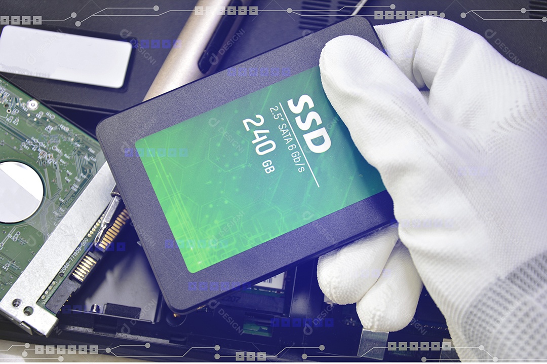 Unidades de disco rígido SSD de 2,5 polegadas são usadas para armazenar dados, também conhecidas como unidades de disco rígido. Atualmente está sendo usado em uma taxa muito alta.