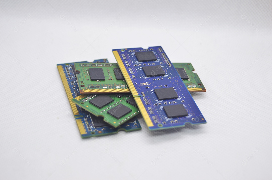 RAM é um dispositivo de hardware. chave de computador, notebook ram em fundo branco