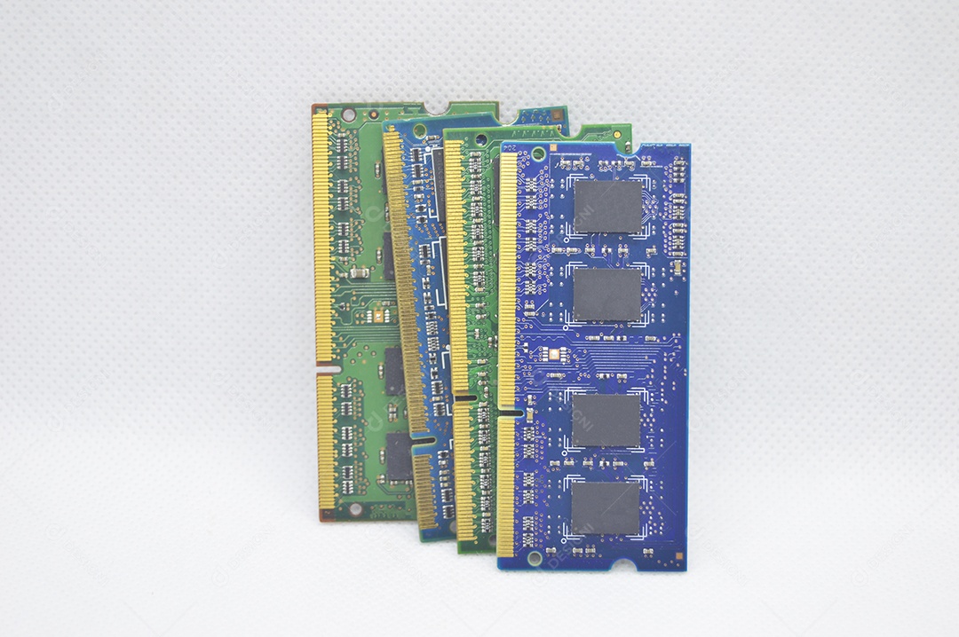 RAM é um dispositivo de hardware. chave de computador, notebook ram em fundo branco