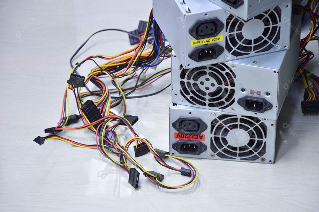 Fonte de alimentação do computador empilhada no chão (condição antiga)