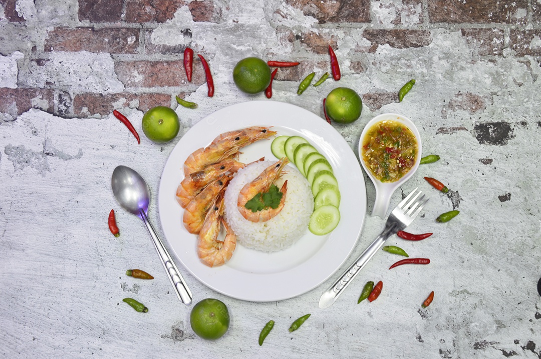 Camarão Assado com Molho de Frutos do Mar com Arroz é uma comida tailandesa.
