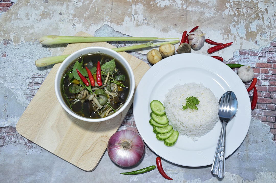 Cogumelo Misto Lao Curry é comida tailandesa Isaan.