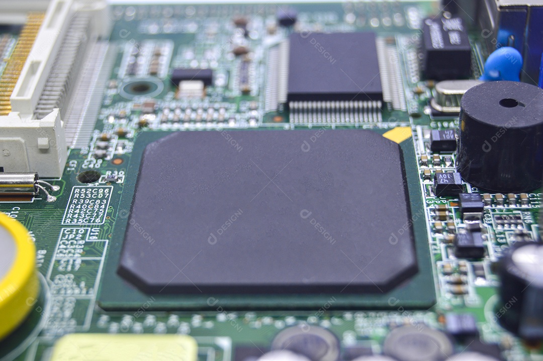 Vista aproximada da lateral da placa-mãe.