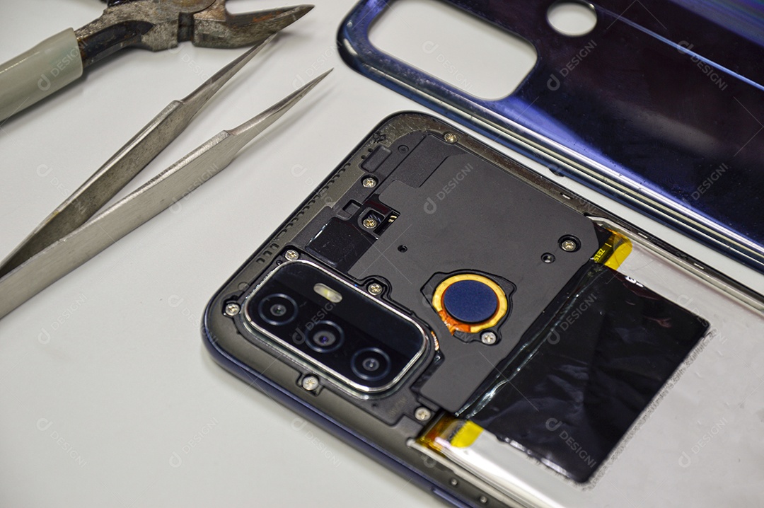 O canto traseiro do celular foi removido.