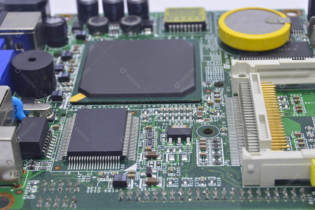 Vista aproximada da lateral da placa-mãe.