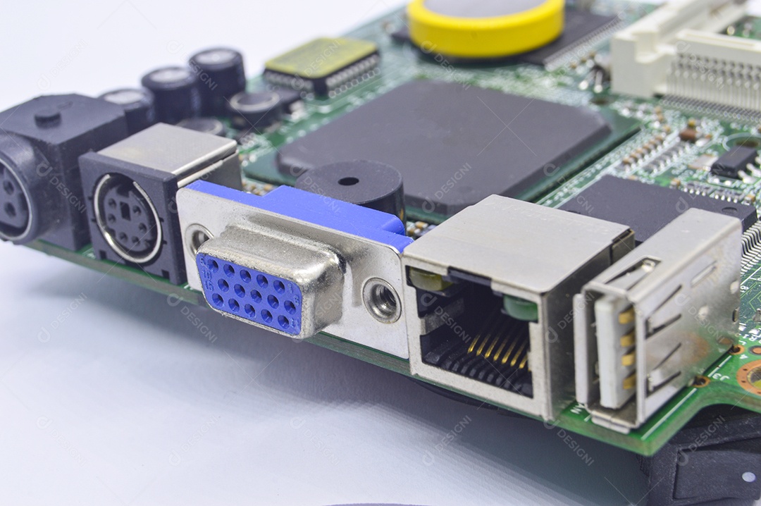 Vista lateral aproximada da placa-mãe, vendo as várias portas.