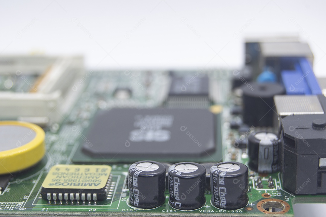 Chonburi, Tailândia. Vista aproximada da lateral da placa-mãe.