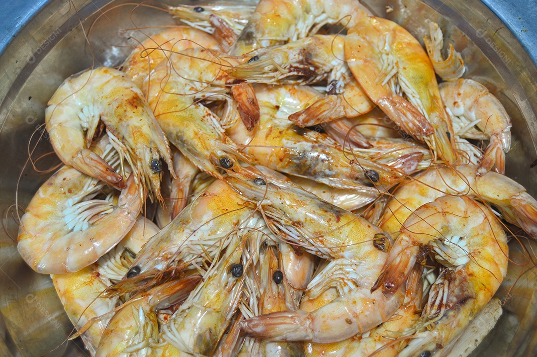 Camarão que foi cozido no processo de cozimento sua cor é laranja, o camarão é um animal econômico. Cada país consome