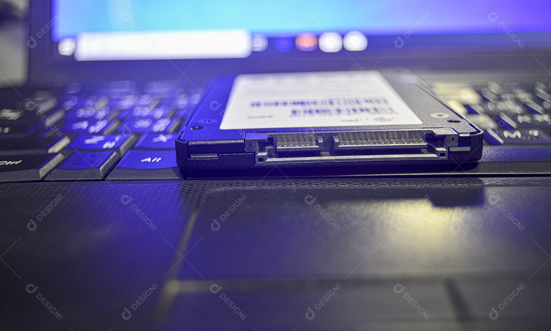 As unidades SSD são muito populares hoje em dia, os SSDs são colocados em laptops (esta foto foi projetada para parecer escura e usar luz azul).