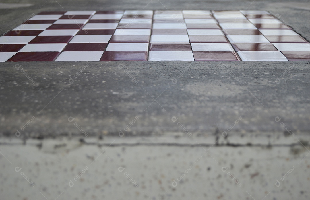 A área tem um padrão xadrez.