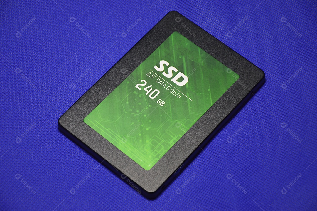 Disco rígido SSD de 2,5 polegadas em fundo azul.