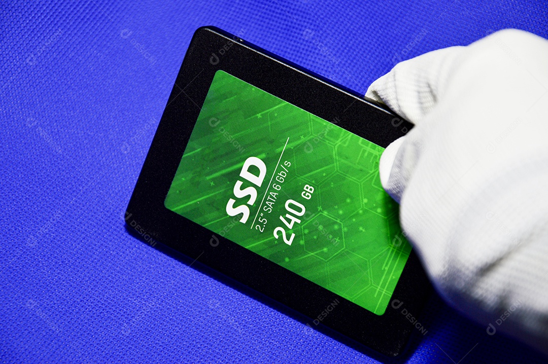 Disco rígido SSD de 2,5 polegadas em fundo azul.