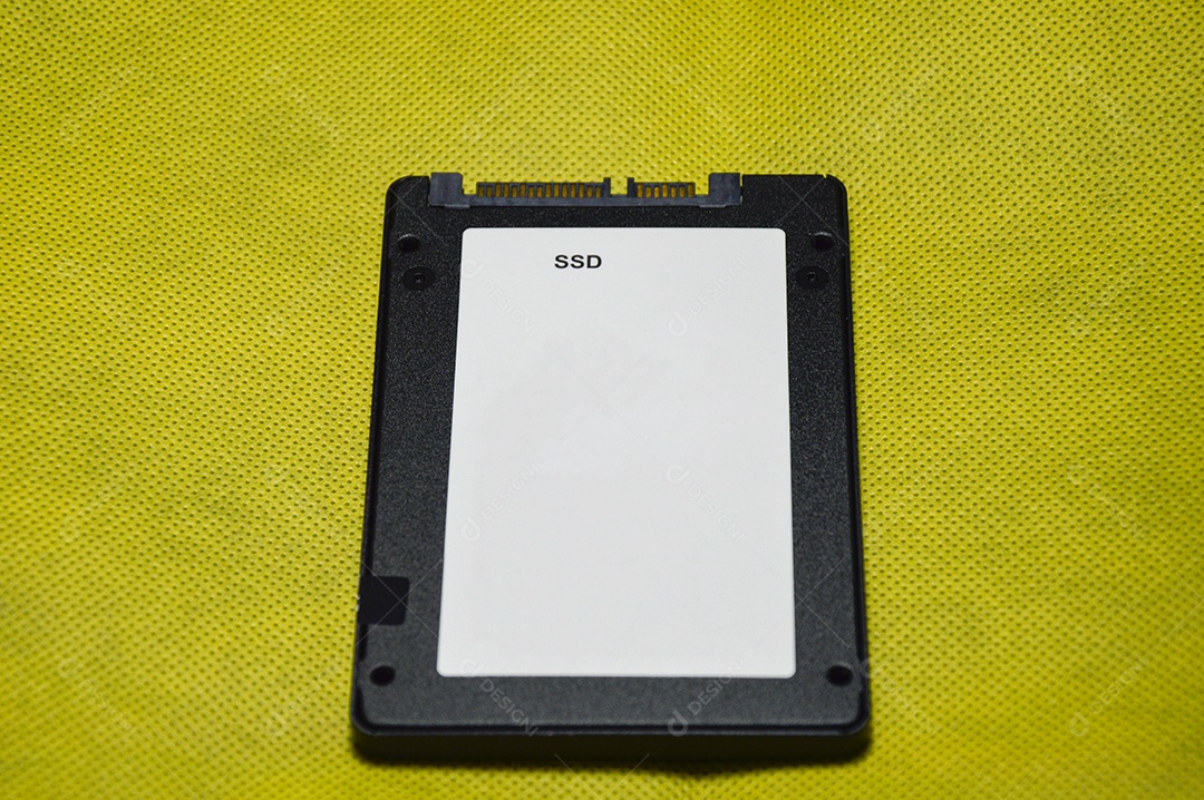 Disco rígido SSD de 2,5 polegadas sobre um fundo amarelo