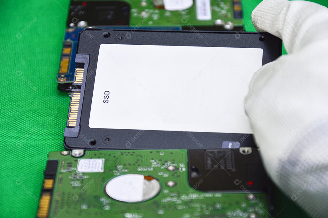 SSD é um disco rígido de uso mais popular. disco rígido antigo