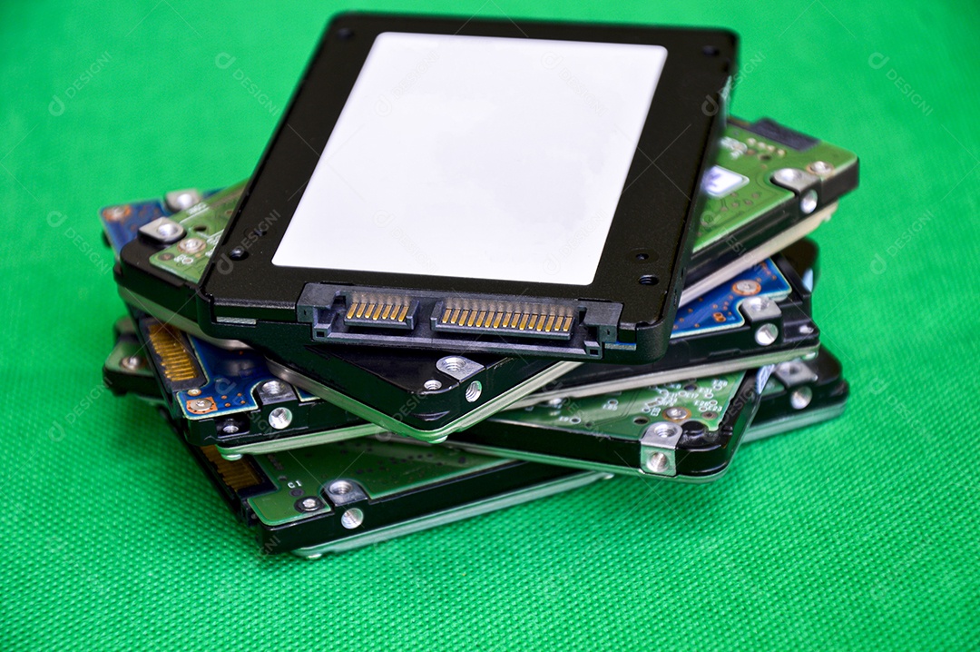 Disco rígido SSD empilhado sobre fundo verde