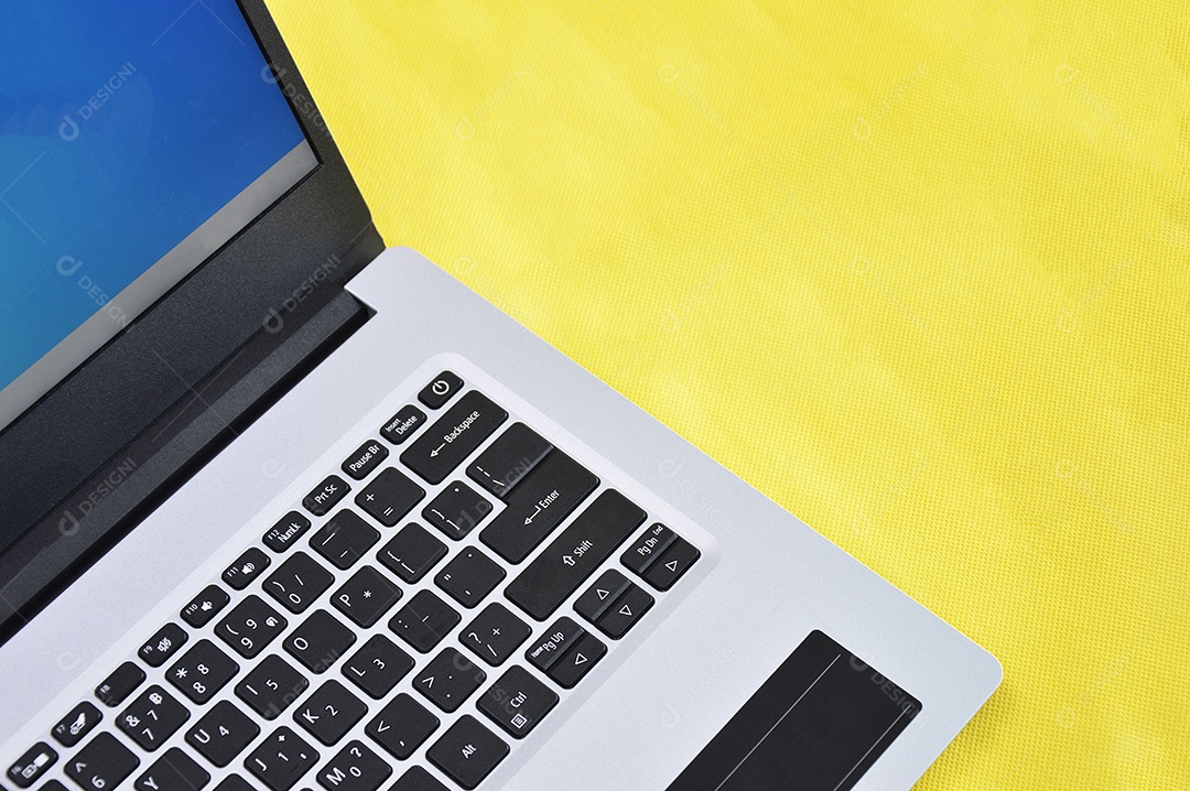 Vista superior direita do laptop branco sobre fundo amarelo