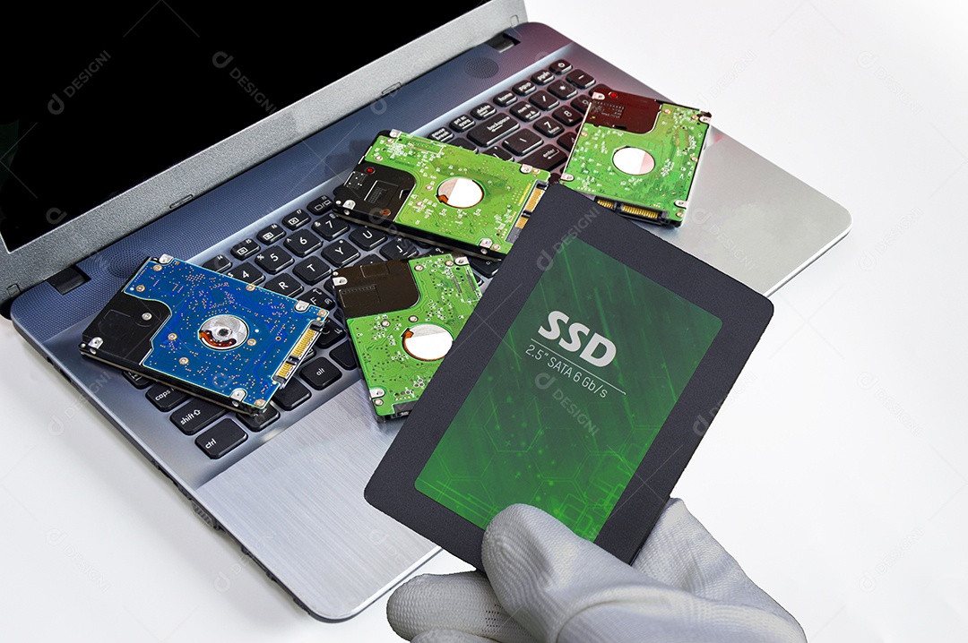 Os discos rígidos SSD são amplamente utilizados, trabalhando em alta velocidade.