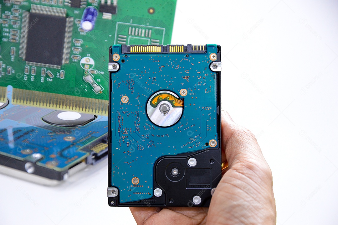 As unidades de disco rígido ainda são amplamente utilizadas. disco rígido na mão (caminho de corte incluído nesta imagem)
