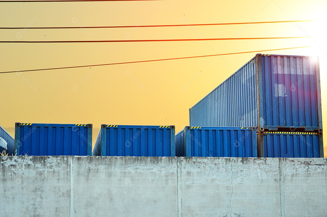 Imagem de contêiner grande com azul