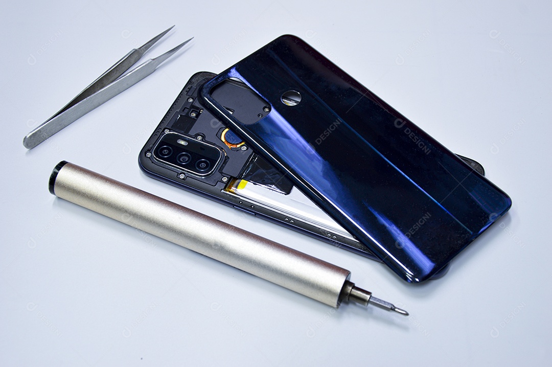 Uma foto de um smartphone sendo desempacotado para conserto. coloque um fundo branco