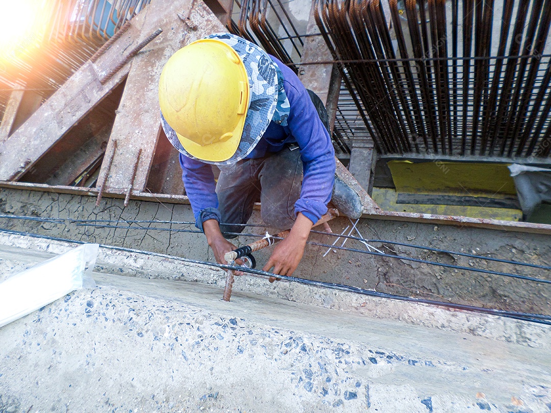 Profissional realizando armação nas ferragem.