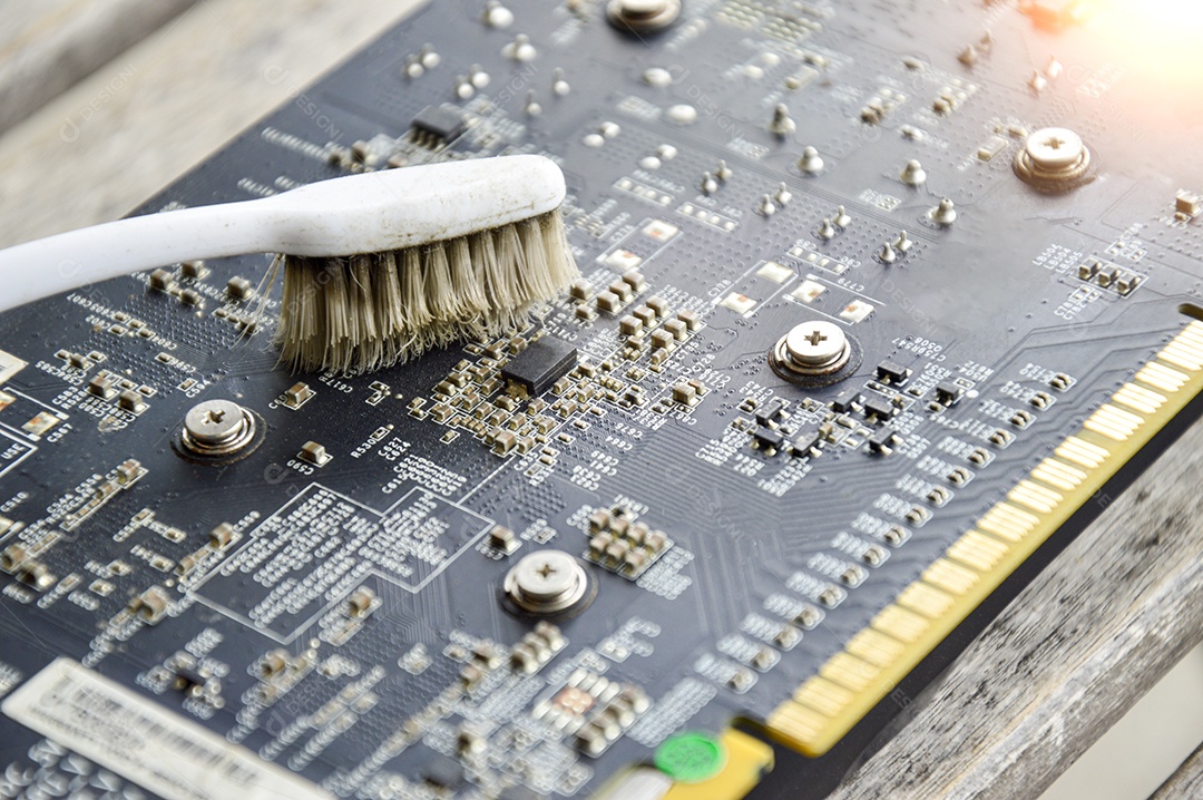 Vista superior ao limpar a placa-mãe, placa gráfica.