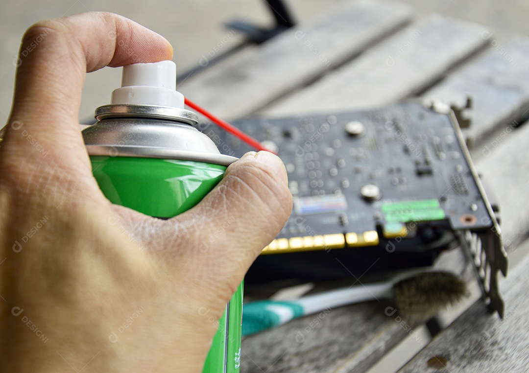 Vista superior enquanto pressiona o spray Limpe a placa-mãe, placa gráfica