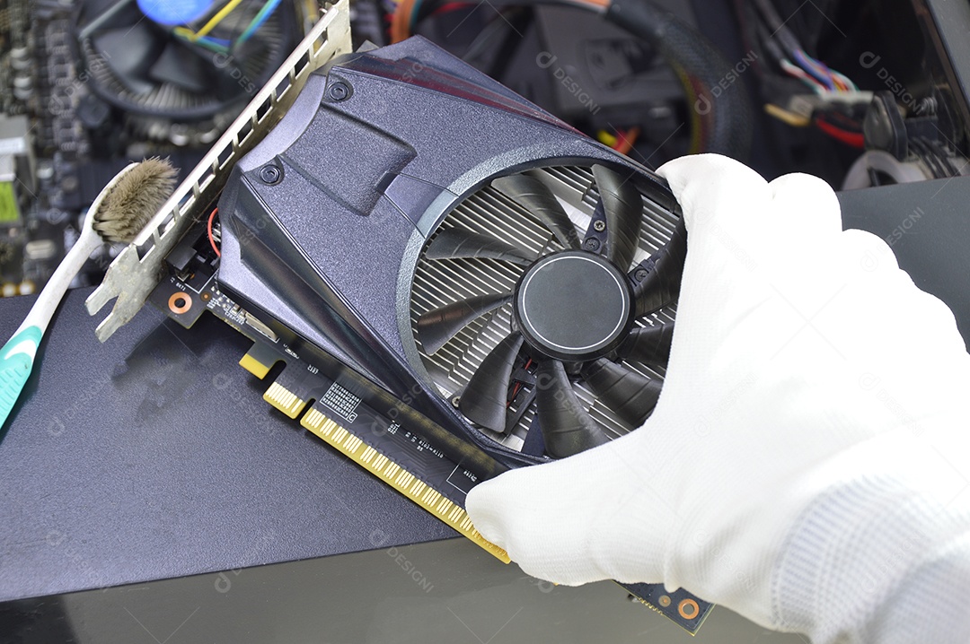 Vista superior do técnico da placa gráfica prestes a instalar