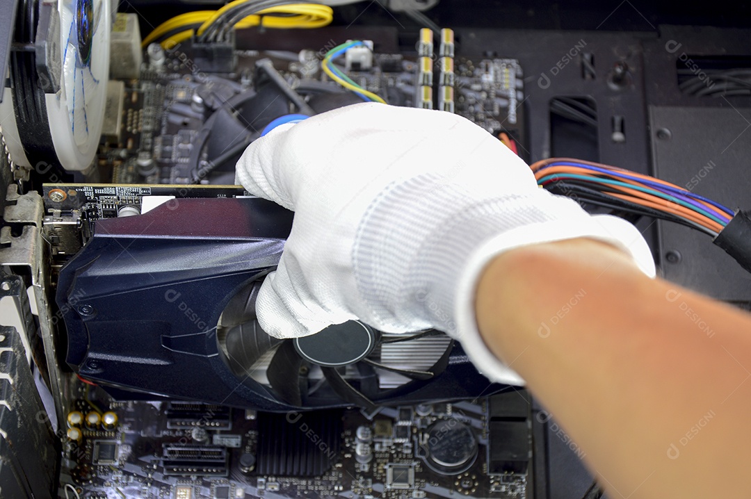 Técnico de vista superior prestes a instalar, placa gráfica preta na mão.