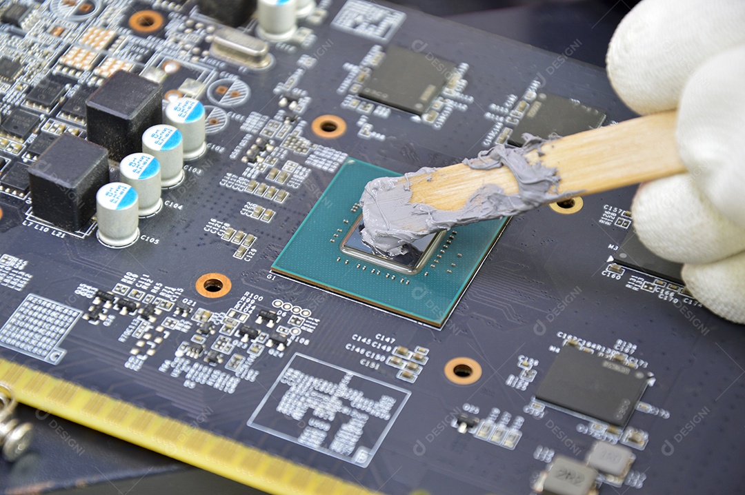 A imagem de um técnico enchendo uma CPU com chip de resfriamento de silício.