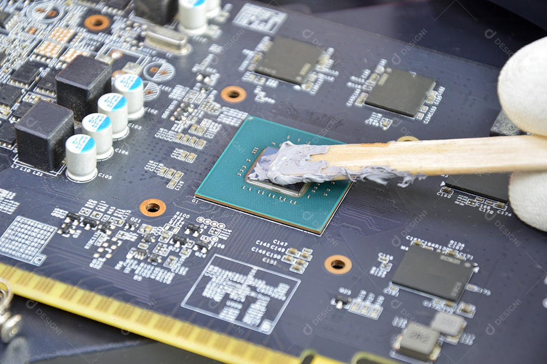 Imagem do técnico enchendo a CPU do chip do dissipador de calor de silicone