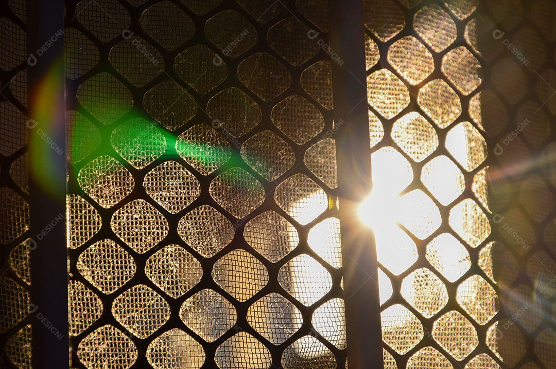 Saídas de ar velhas e empoeiradas, a poeira é claramente visível. quando a luz do sol brilha