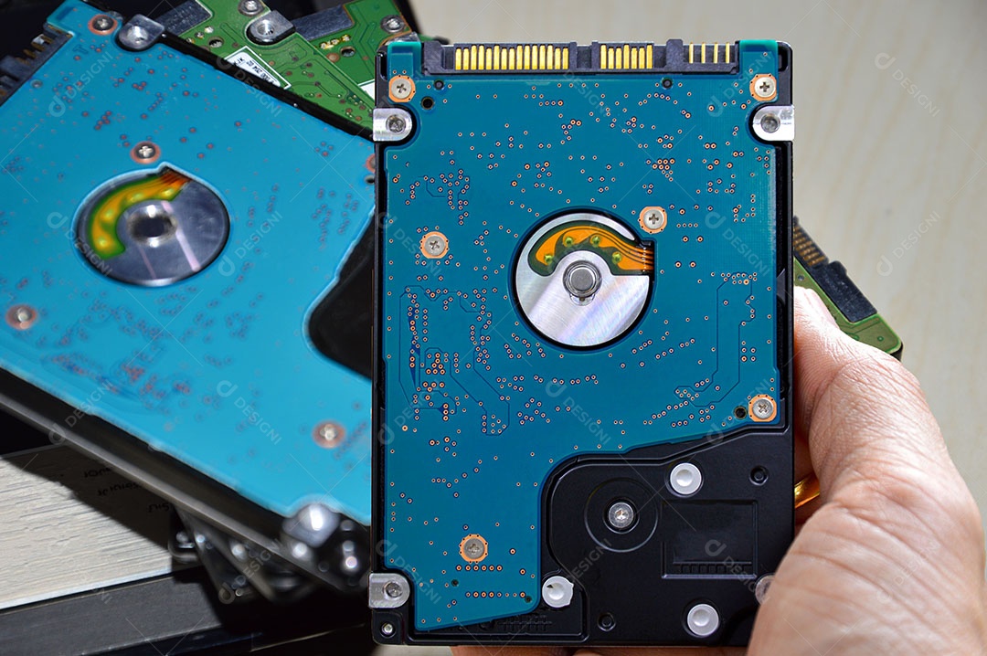 As unidades de disco rígido ainda são amplamente utilizadas. disco rígido na mão