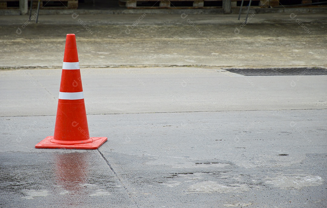 Cone de trânsito laranja colocado na estrada