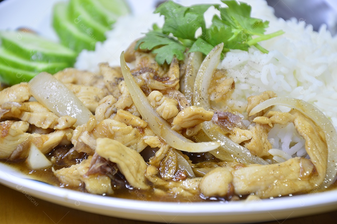 Comida tailandesa, frango com alho e pimenta