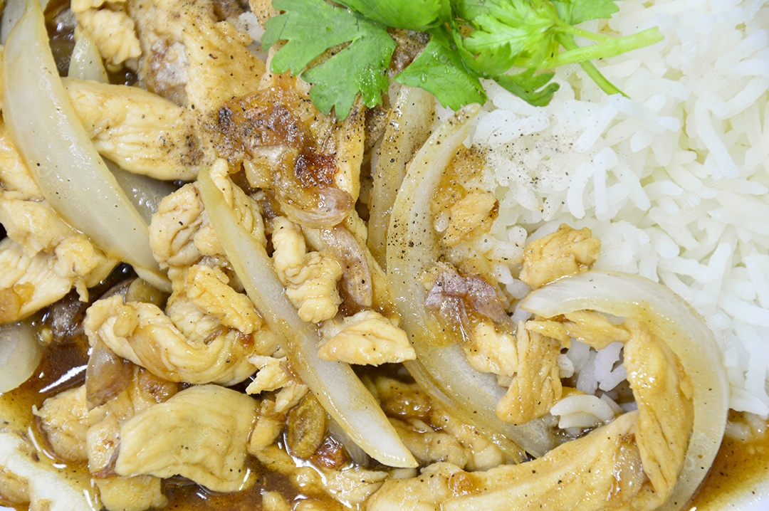 Comida tailandesa, frango com alho e pimenta