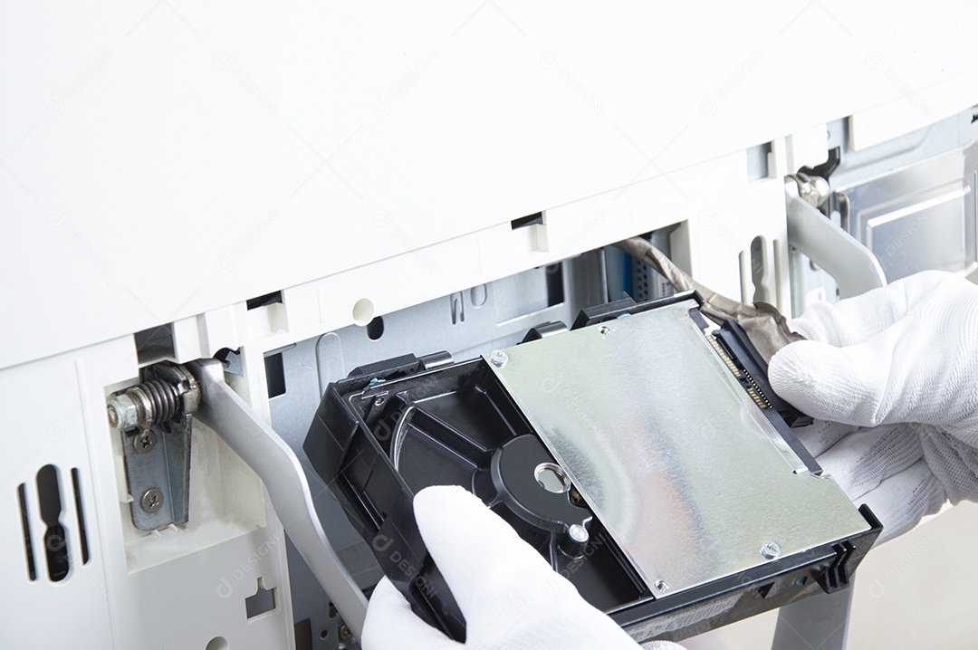 Disco rígido de 3,5 polegadas que o técnico está instalando no computador