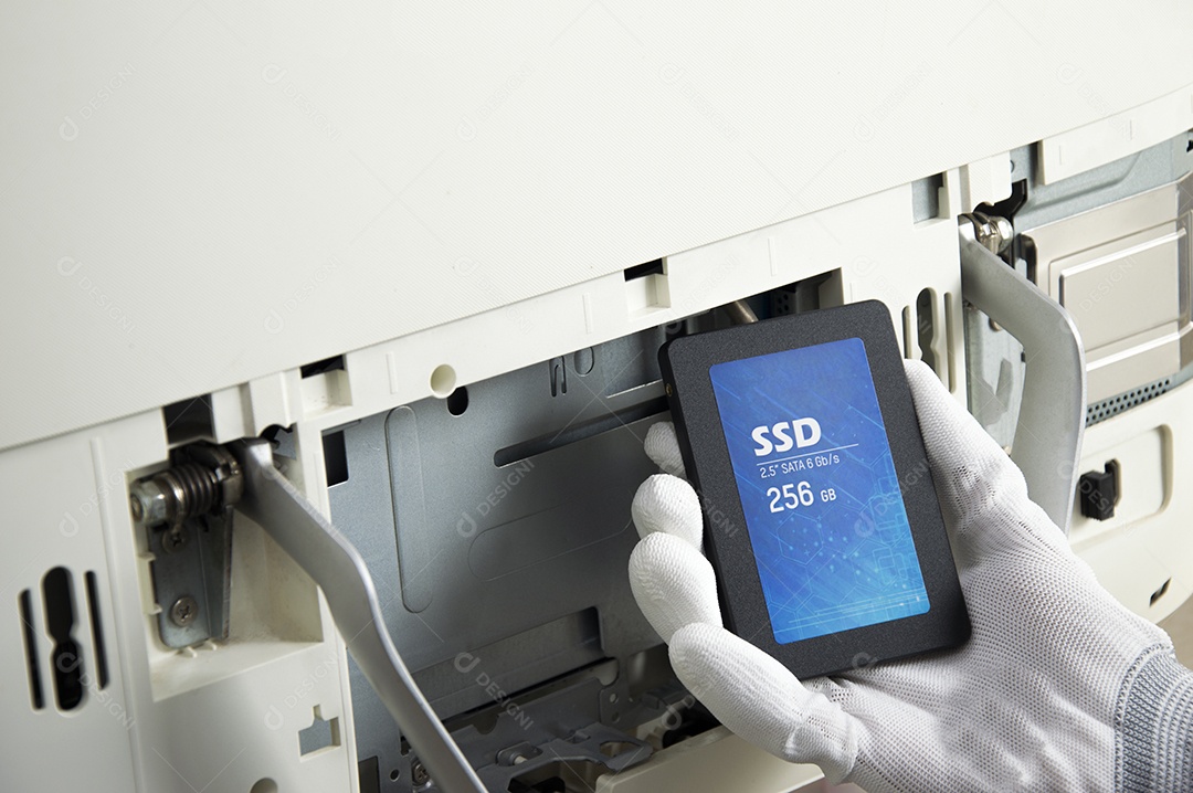 Disco rígido SSD de 2,5 polegadas que o técnico está instalando no computador