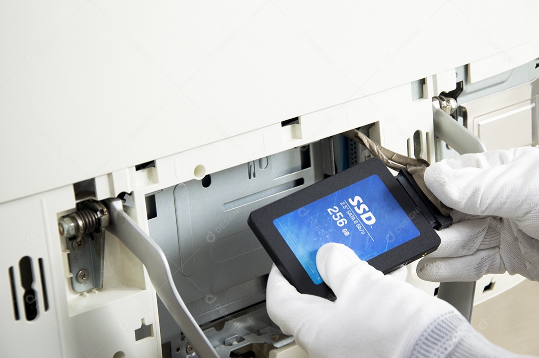 Disco rígido SSD de 2,5 polegadas que o técnico está instalando no computador