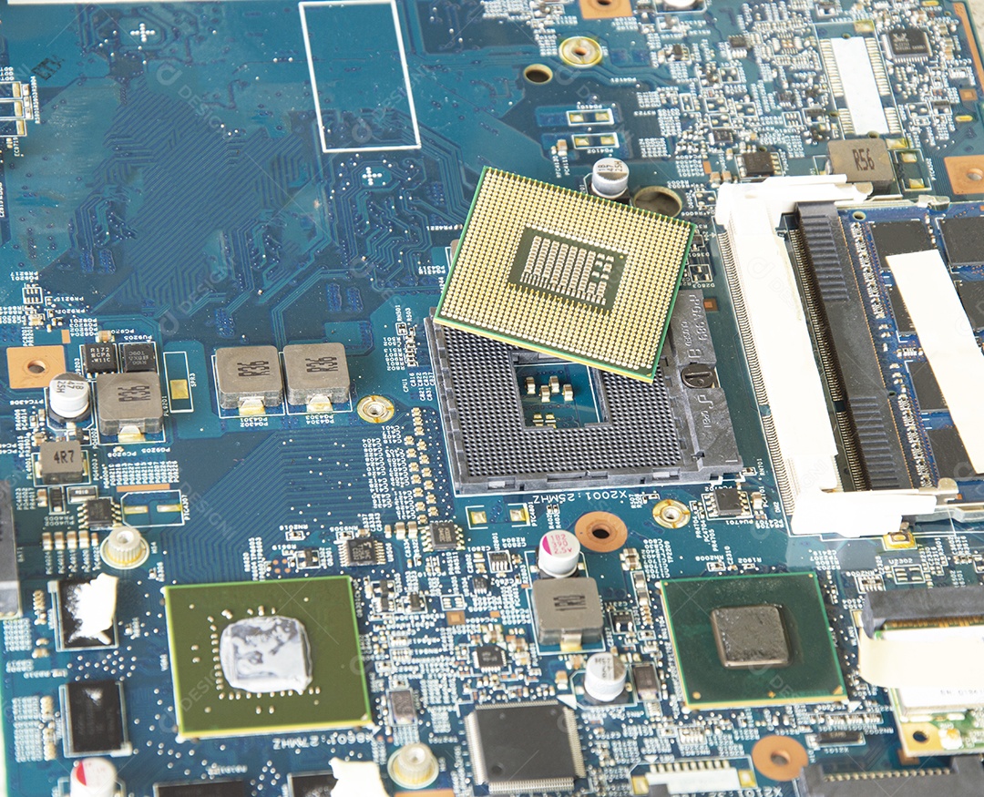 Imagem de um mecânico consertando placa-mãe de computador, conserto de placa-mãe eletrônica