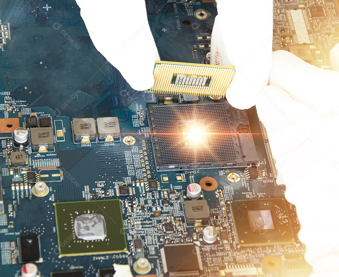 Imagem de um mecânico consertando placa-mãe de computador, conserto de placa-mãe eletrônica