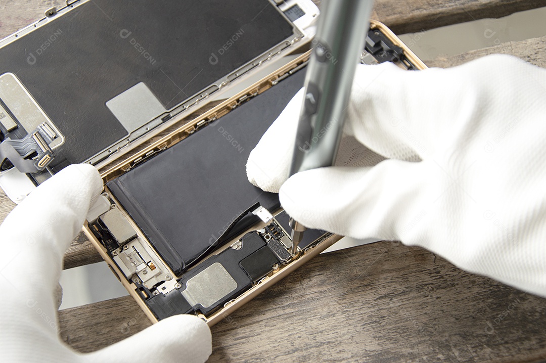 Vista superior técnico consertando um telefone