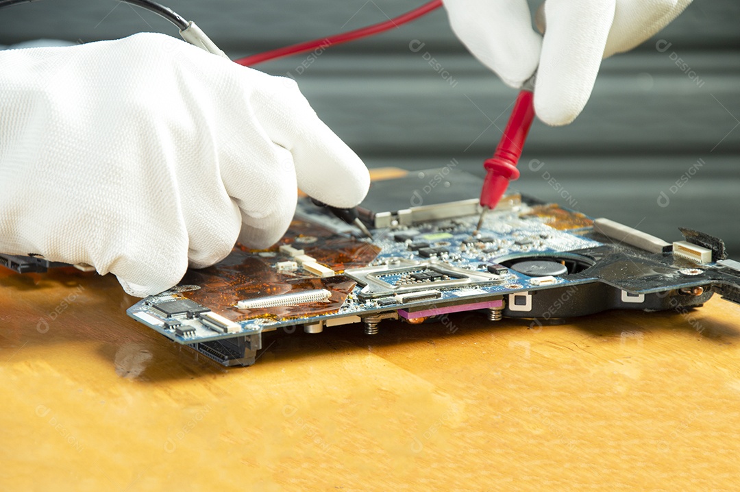 Vista lateral mecânico reparando placa mãe