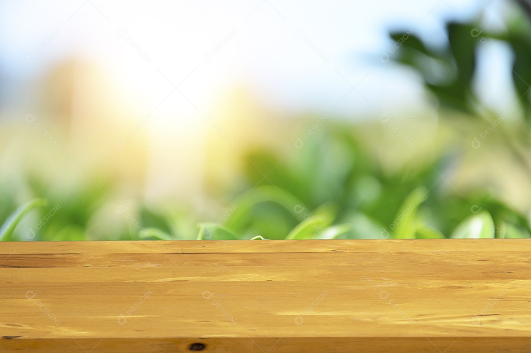 Piso de madeira com fundo desfocado de uma plantação