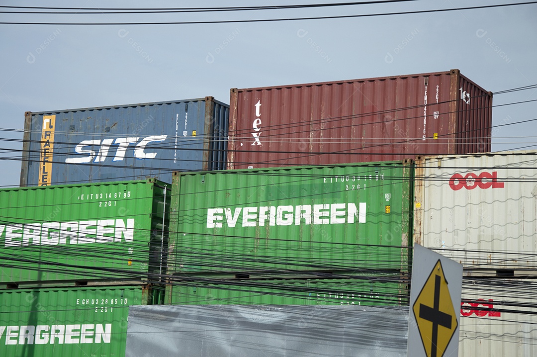 Muitos contêiners para transportes de carga