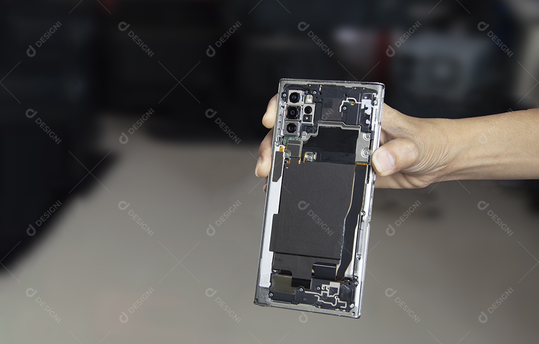 Um smartphone removido da parte traseira para conserto